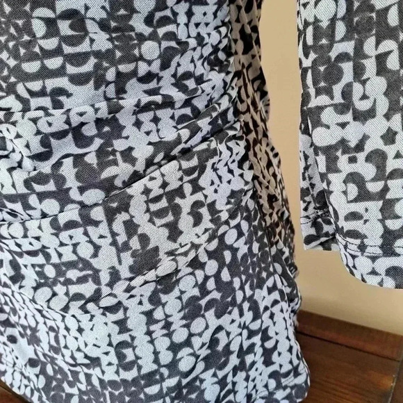 ❤️ Unlisted by Kenneth Cole Wrap Top 3/4 Sleeve Abstract Grey Women's Size Small - Picture 6 of 14